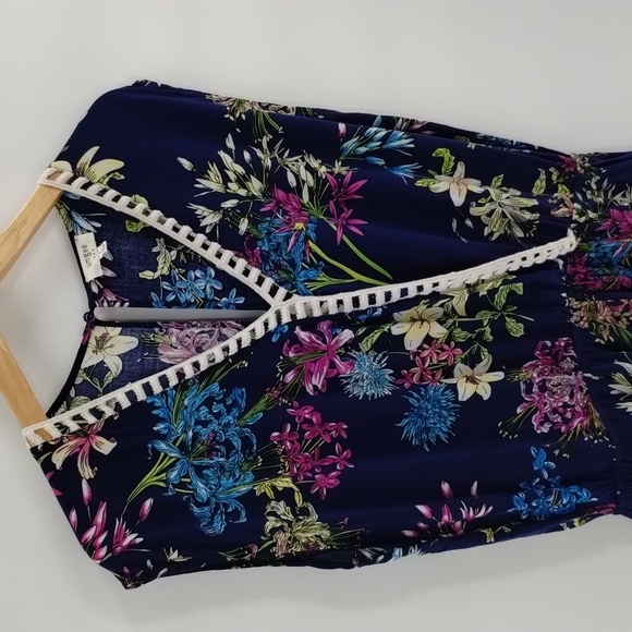 Umgee shorts romper floral print open back size large with pockets lace trim - Picture 2 of 8